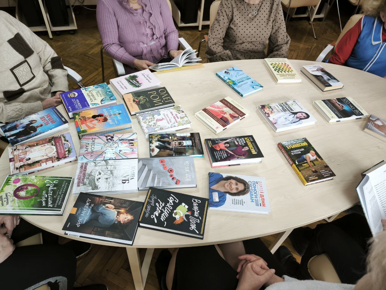 🔴 В Токмакской центральной городской библиотеке прошли библиотечные посиделки «Золотой возраст», приуроченные ко Дню бабушек и организованные в рамках регионального проекта «Активное долголетие» .